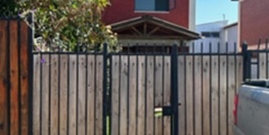 Encantadora vivienda en Campo Lindo, Melipilla. 3D/1B. Impecable living comedor. Amplia cocina, ventilada, patio. Estacionamiento.  Vecindario tranquilo. Renta mensual: $350.000. Esperamos su visita.